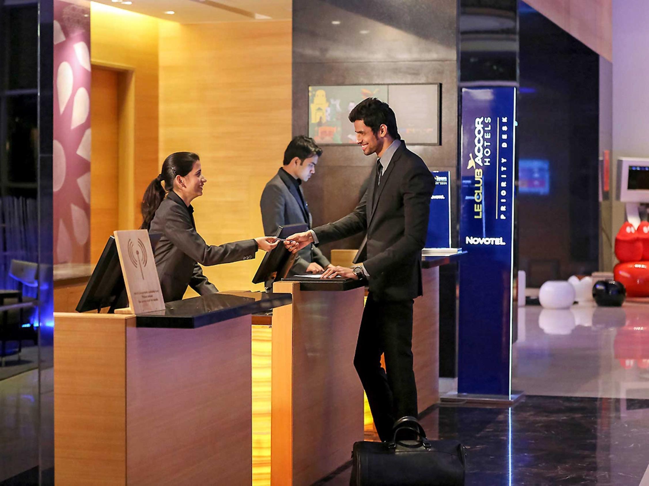 Novotel Pune Viman Nagar Road Exterior photo A hotel receptionist at work