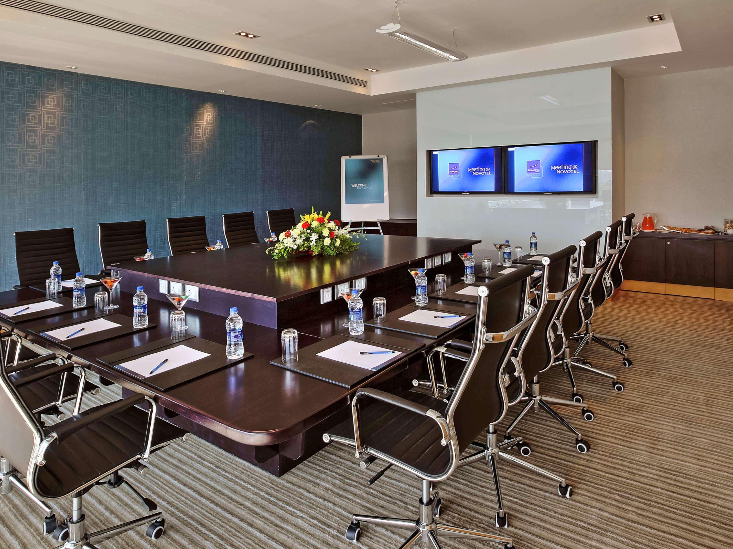 Novotel Pune Viman Nagar Road Exterior photo A meeting room at a hotel