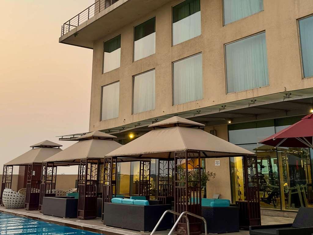 Novotel Pune Viman Nagar Road Exterior photo The swimming pool at the hotel